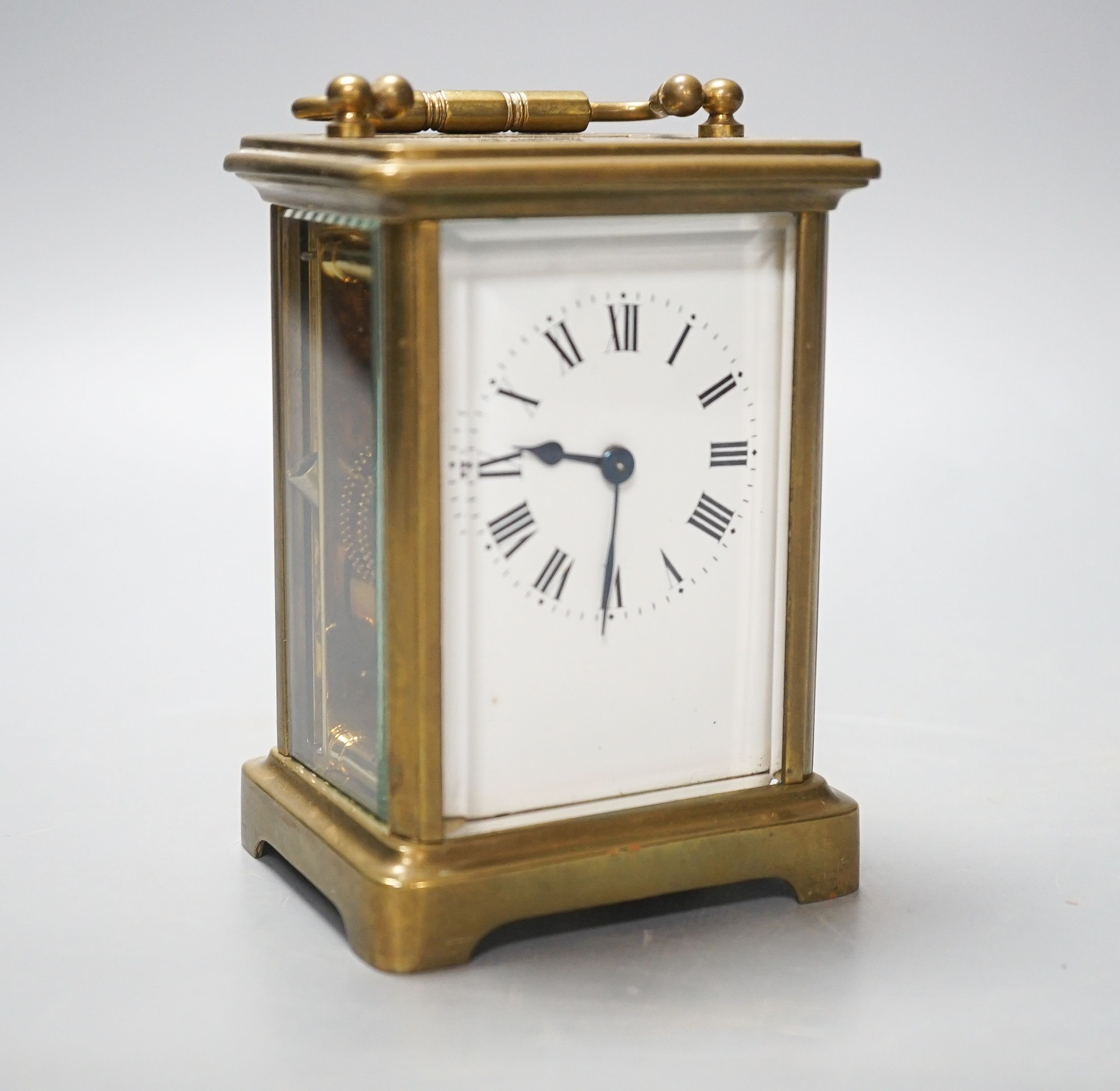 A brass carriage timepiece and key 12cm